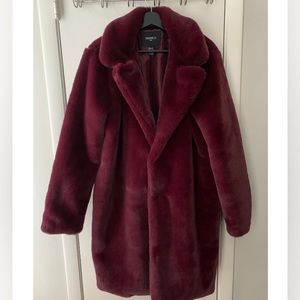 FOREVER 21 MEN’S BURGUNDY FAUX FUR COAT - SIZE LARGE